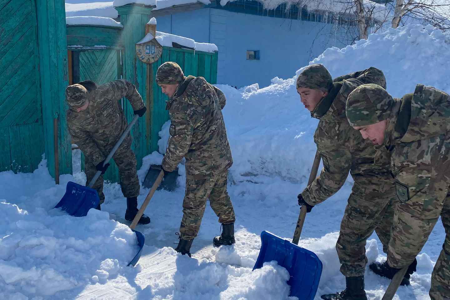 Усть-Каменогорск и ВКО / В Усть-Каменогорске гвардейцы пришли на помощь ветерану Усть-Каменогорск и ВКО / В Усть-Каменогорске гвардейцы пришли на помощь ветерану