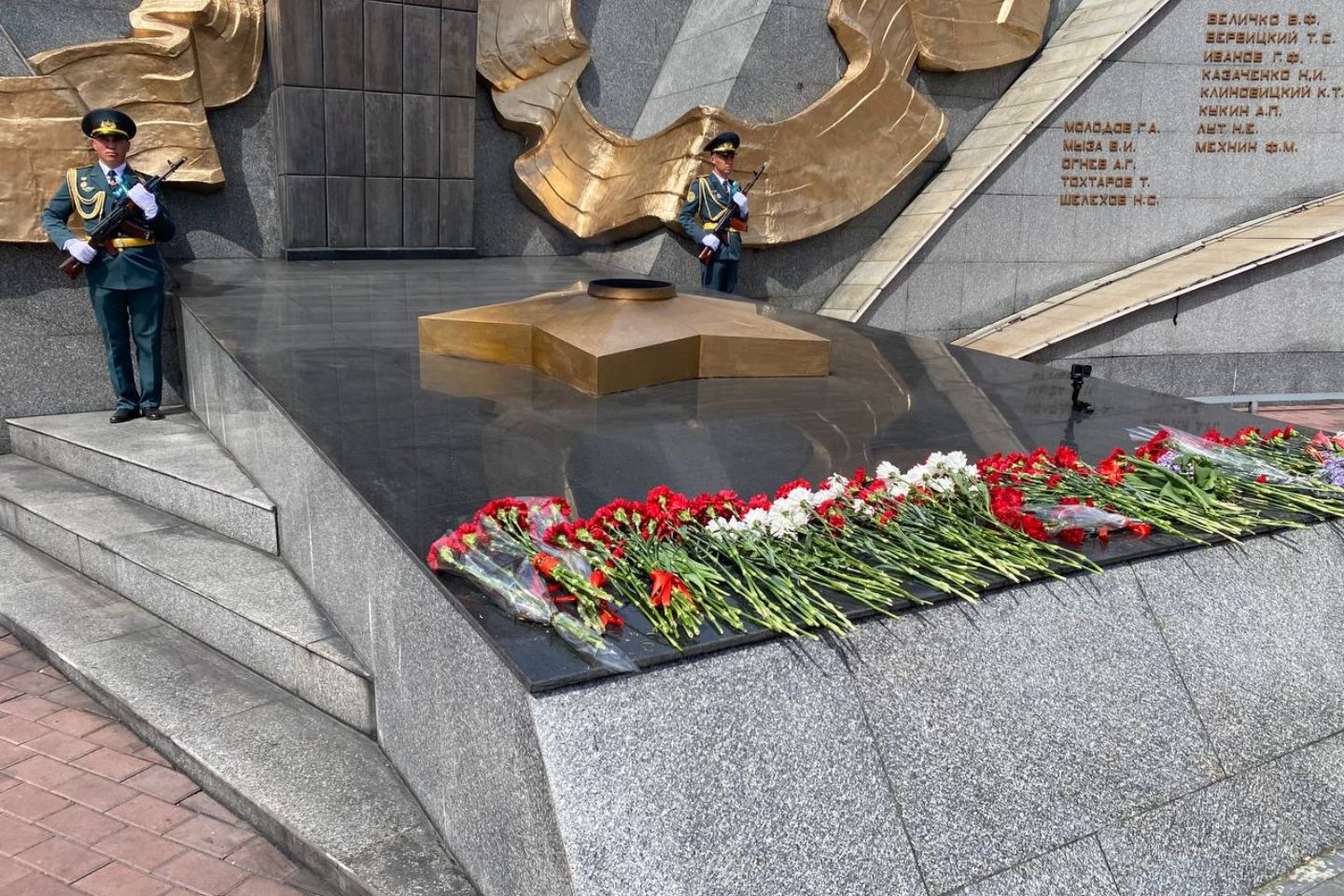 Усть-Каменогорск и ВКО / Усть-Каменогорск / Торжественная церемония возложения цветов прошла у Мемориала Победы в ВКО Усть-Каменогорск и ВКО / Усть-Каменогорск / Торжественная церемония возложения цветов прошла у Мемориала Победы в ВКО
