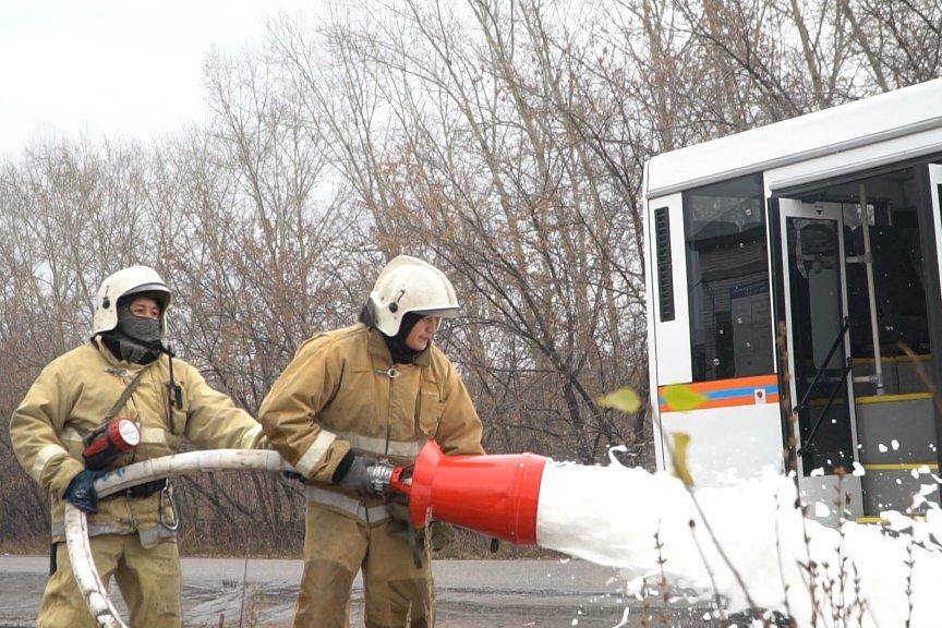 Новости Казахстана / Общество в Казахстане / Как быстро выбраться из горящего автобуса продемонстрировали пожарные в Усть-Каменогорске Новости Казахстана / Общество в Казахстане / Как быстро выбраться из горящего автобуса продемонстрировали пожарные в Усть-Каменогорске