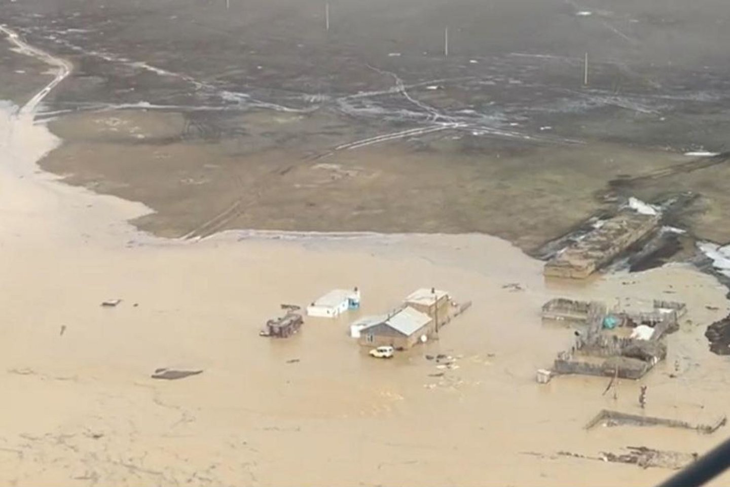 Новости Казахстана / 240 человек из районов наводнения эвакуировали на вертолетах в Аркалык