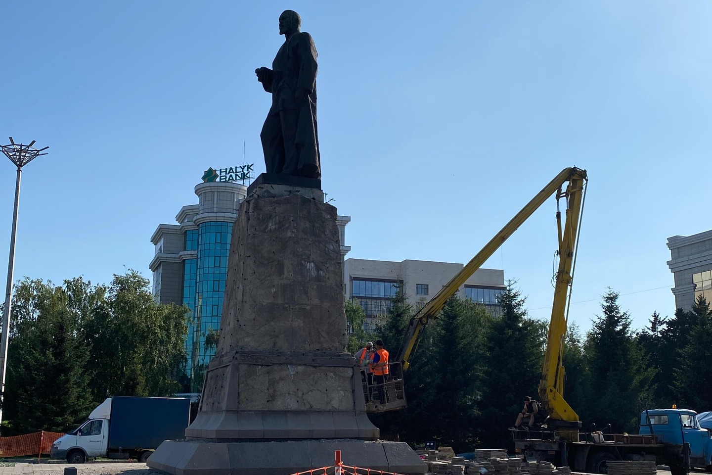 Усть-Каменогорск и ВКО / Өскеменде Абай ескерткішін жаңарту жұмыстары басталды Усть-Каменогорск и ВКО / Өскеменде Абай ескерткішін жаңарту жұмыстары басталды
