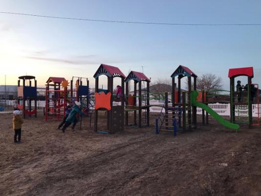 Усть-Каменогорск и ВКО / Глуховка ауылында екі кешенді балалар ойын алаңқайлары орнатылды Усть-Каменогорск и ВКО / Глуховка ауылында екі кешенді балалар ойын алаңқайлары орнатылды