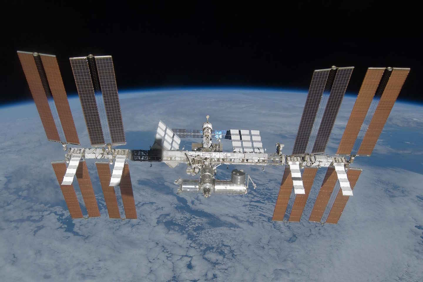 Новости мира / Интересные новости / Международная космическая станция избежала столкновения с мусором Новости мира / Интересные новости / Международная космическая станция избежала столкновения с мусором