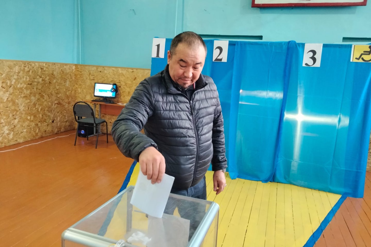 Усть-Каменогорск и ВКО / Усть-Каменогорск / Устькаменогорцы приступили к голосованию на Республиканском референдуме Усть-Каменогорск и ВКО / Усть-Каменогорск / Устькаменогорцы приступили к голосованию на Республиканском референдуме