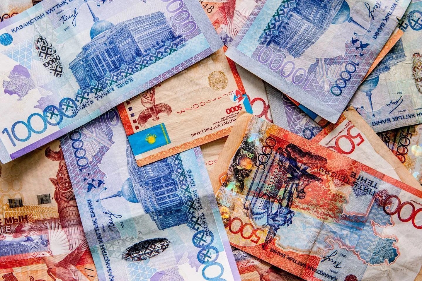 Новости Казахстана / Экономика в Казахстане / Эксперты рассказали, как отличить фальшивые купюры, в частности - тенге