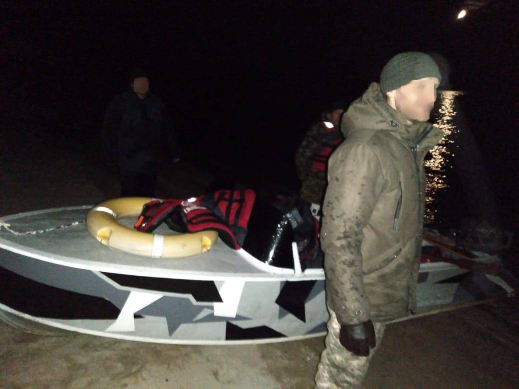Происшествия в Казахстане и мире / Трое восточноказахстанцев застряли на лодке посреди Иртыша Происшествия в Казахстане и мире / Трое восточноказахстанцев застряли на лодке посреди Иртыша