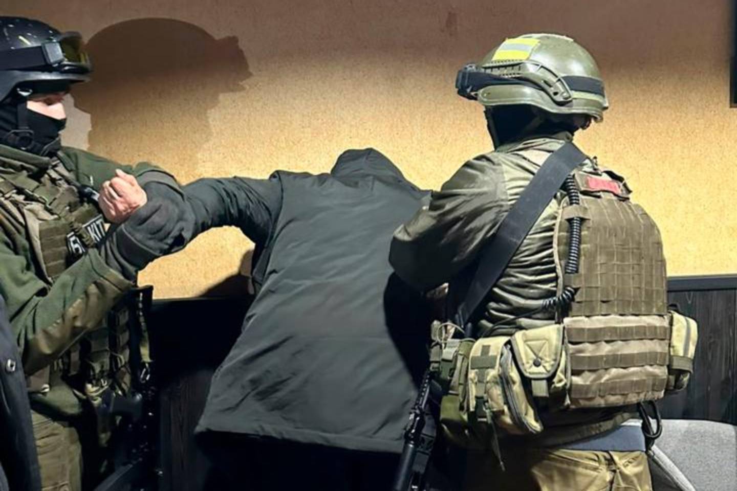 Происшествия в Казахстане и мире / Криминальные новости / У семейчанина изъяли золотые украшения сакской эпохи Происшествия в Казахстане и мире / Криминальные новости / У семейчанина изъяли золотые украшения сакской эпохи