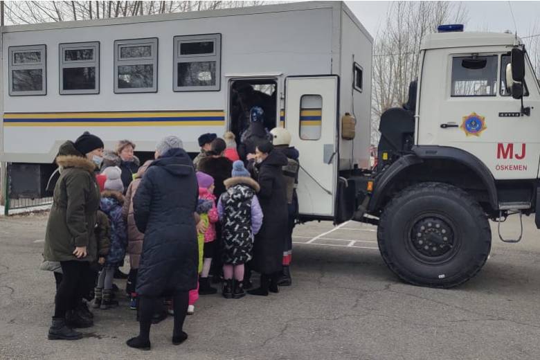 Происшествия в Казахстане и мире / В одной из школ Усть-Каменогорска экстренно эвакуировали учеников Происшествия в Казахстане и мире / В одной из школ Усть-Каменогорска экстренно эвакуировали учеников
