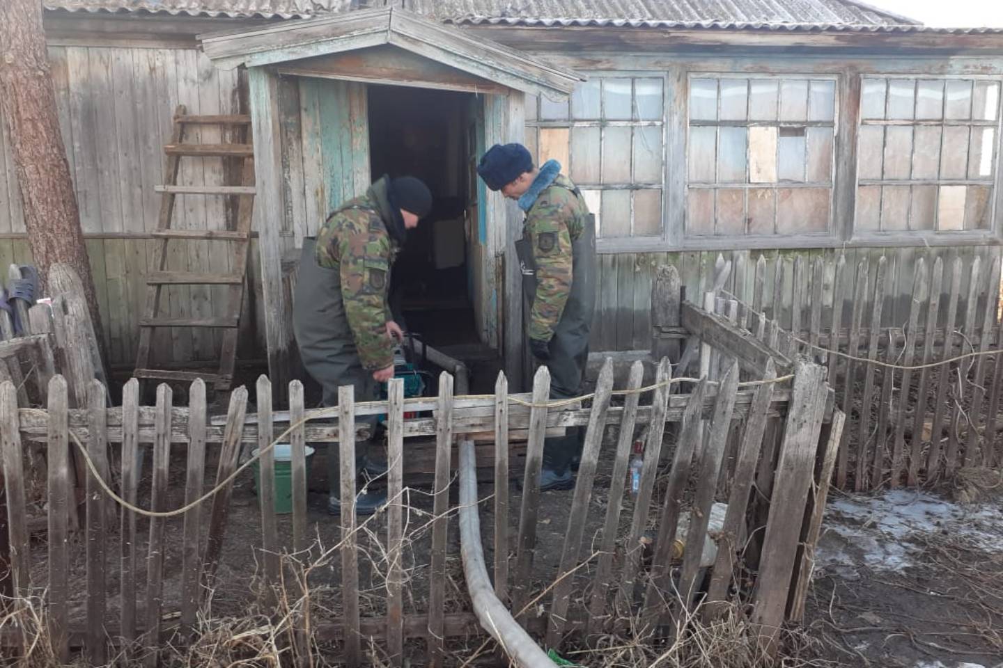Усть-Каменогорск и ВКО / Из-за затора и подъема воды в реке спасатели эвакуировали жителей села Речное Усть-Каменогорск и ВКО / Из-за затора и подъема воды в реке спасатели эвакуировали жителей села Речное