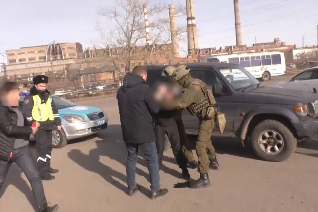 Происшествия в Казахстане и мире / Криминальные новости / Кадры задержания мужчины с крупной партией конопли опубликовали полицейские ВКО Происшествия в Казахстане и мире / Криминальные новости / Кадры задержания мужчины с крупной партией конопли опубликовали полицейские ВКО