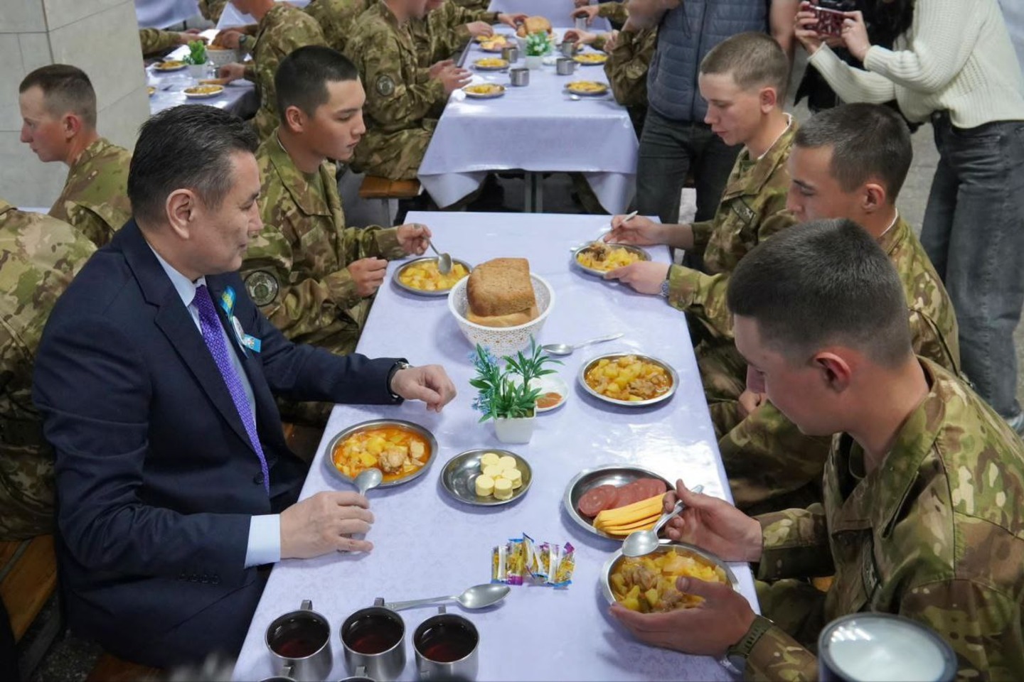 Усть-Каменогорск и ВКО / Алтай (район Алтай) / ШҚО әкімі Серебрянскідегі аты аңызға айналған әскери бөлімде болды