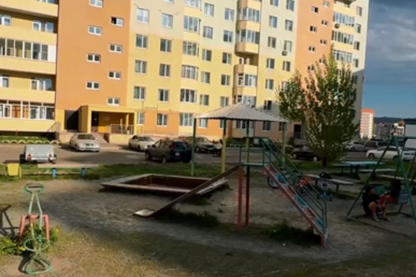 Усть-Каменогорск и ВКО / Өскеменнің әкімі ойын алаңын сұраған балалармен кездесті