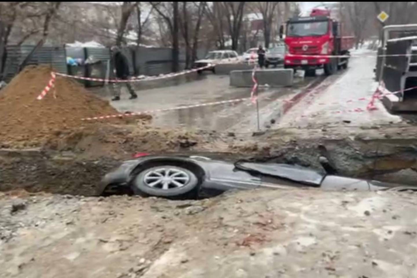 Происшествия в Казахстане и мире / Автомобиль упал в траншею в Костанае Происшествия в Казахстане и мире / Автомобиль упал в траншею в Костанае
