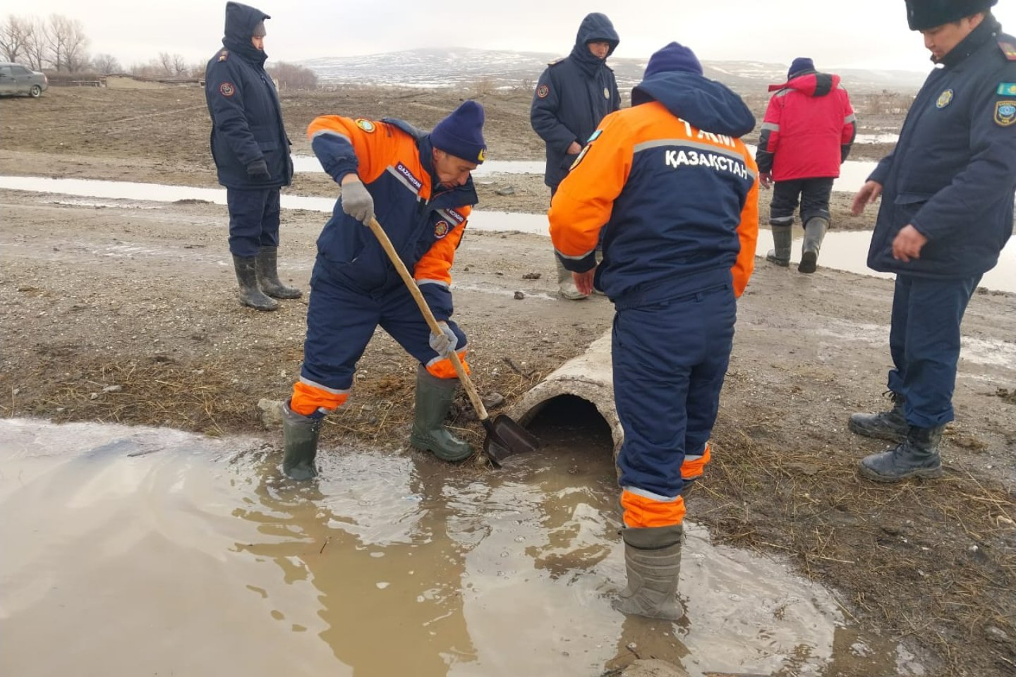 Усть-Каменогорск и ВКО / Дорогу на окраине села затопило в Восточно-Казахстанской области Усть-Каменогорск и ВКО / Дорогу на окраине села затопило в Восточно-Казахстанской области