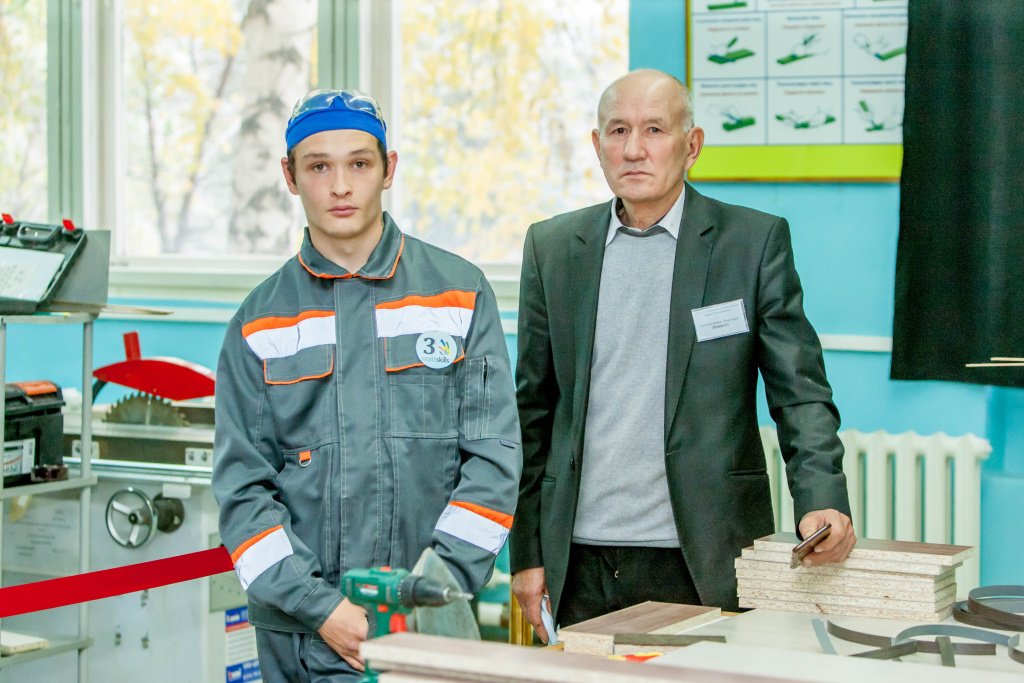 Данил Фоминых с наставником Кайратом Асубаевым.jpg