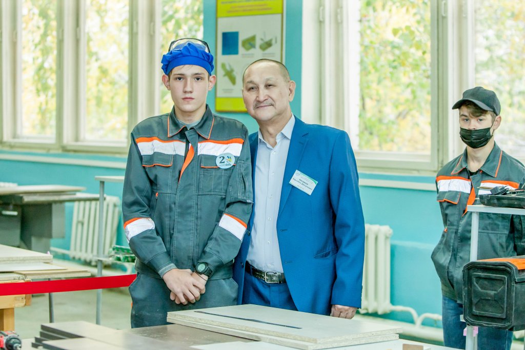 Данил Кабанюк с наставником Адылбеком Каиновым.jpg