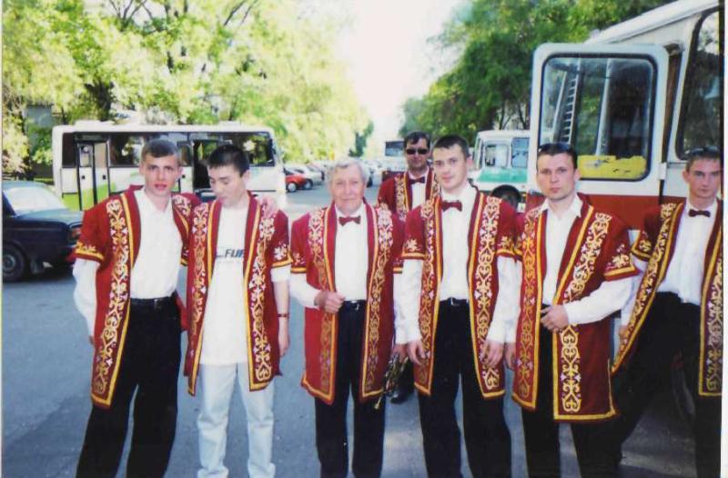 Макшаев с учениками. Духовой оркестр..jpg