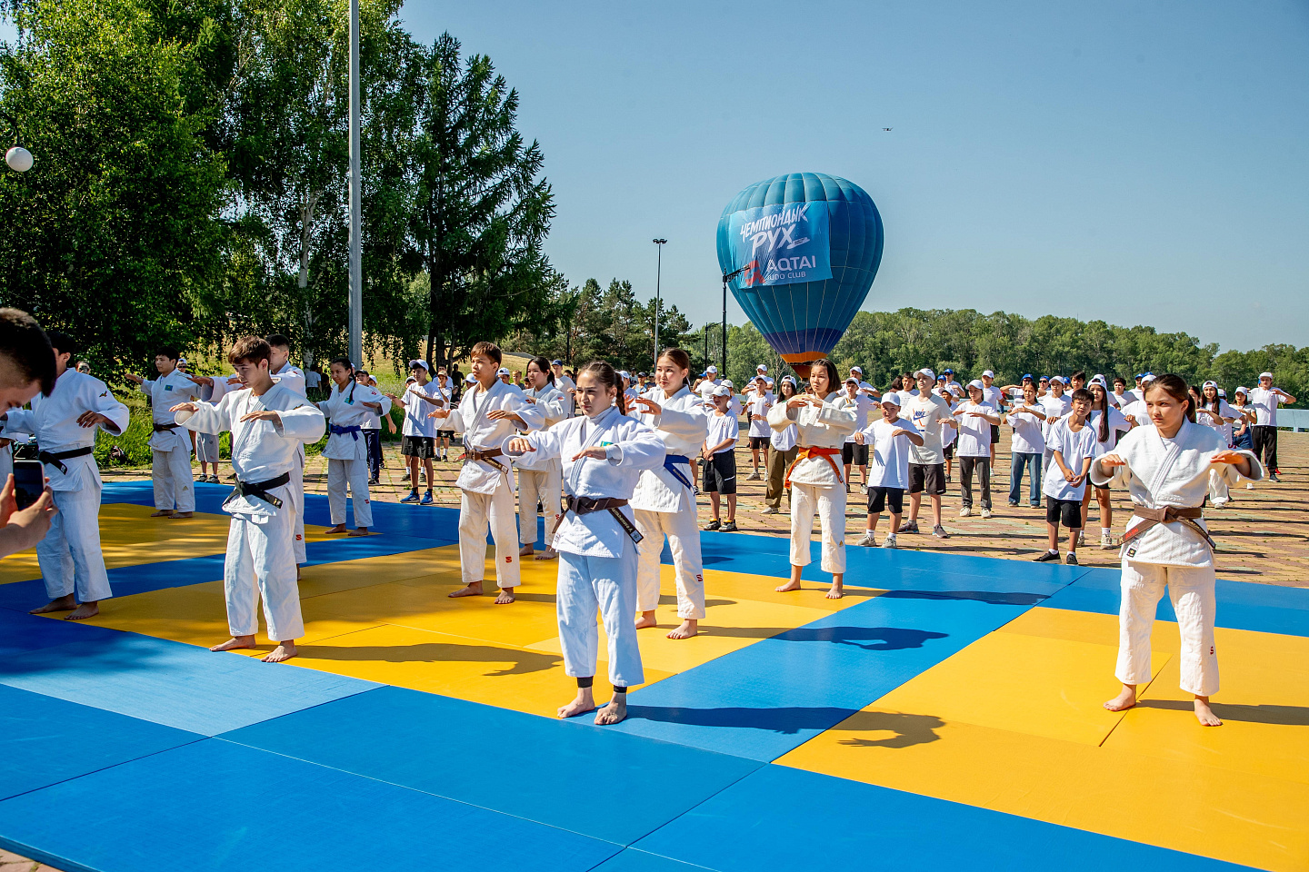 Усть-Каменогорск и ВКО / Өскемендіктер танымал спортшының жетекшілігімен таңғы жаттығу жасады Усть-Каменогорск и ВКО / Өскемендіктер танымал спортшының жетекшілігімен таңғы жаттығу жасады